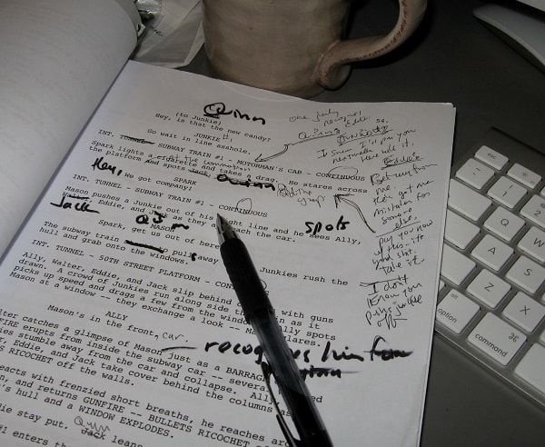 Работа сценариста – непростое дело: написание, вычитка, корректура, доработка…