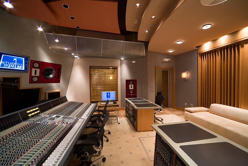 Типичная контрольная комната звукозаписывающей студии