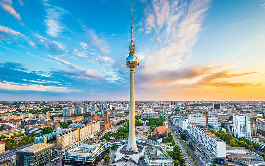 На мачте 368-метровой берлинской телебашни, самого высокого сооружения Германии, больше сотни теле- и радиоантенн